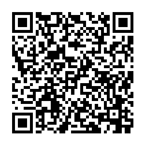 早已经做好了准备的特警们在看到持枪劫匪放开了人质就冲进了银行大门二维码生成