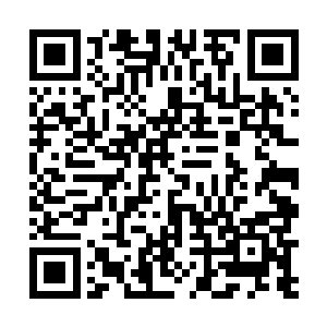 曹珊珊自然而然的把脑袋靠在凌云的宽阔厚实的肩膀上二维码生成