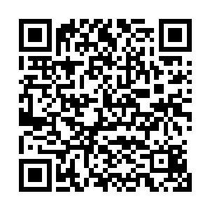 有两名在后面的承包商看见了宿舍楼门口胡乱停放的两部车二维码生成