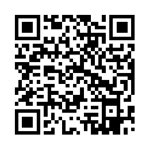 村委会支部书记段五坐在学校大门前二维码生成