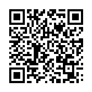 杨洛和赵海波走过去看见牛作海在倒立行走二维码生成