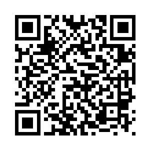 林凡和刘浩并排站在水上酒家门口二维码生成