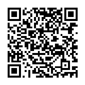 林烽朝着罗卿卿摆弄了一下手中的建设银行黑金卡道二维码生成