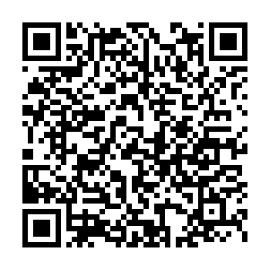 果然看到刚才那三个尝试拔剑却没有成功的人松松散散的隐藏在人群中二维码生成