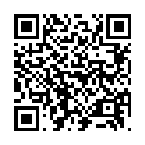 某个三无眼镜男用手指推了推自己的眼睛二维码生成