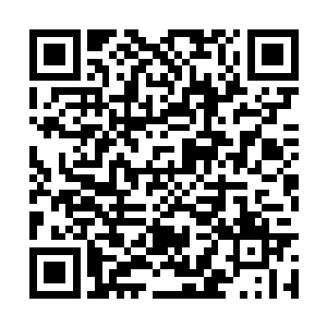 柳逸尘走过去把锋利的匕首插在坚硬的实木桌面上二维码生成