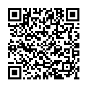 正中城门顶墙镌刻着三个淡金色篆字峚峞城字样二维码生成