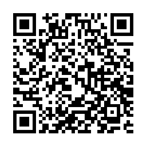 正在主席台上监督投票的镇委办秘书小方看到尹大发的囧样二维码生成