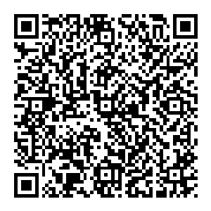 正当男人们抱怨女人们尖叫的时候弗林己经靠到的船舷上眼睛一眨不眨的望着水中的三头虎鲸连头发上滴落的水珠都来不及擦二维码生成