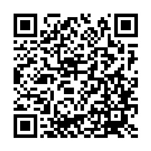 此时在他面前正有一架以三匹宝马拽着飞动的冲车二维码生成