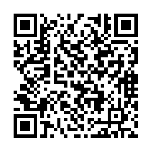 没了双脚的他最后只能坐在椅子上一张脸涨得通红二维码生成