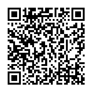 沿着镰刀的周边小心翼翼的把他脚上那只几块钱一双的土黄色胶底帆布鞋给剪掉二维码生成