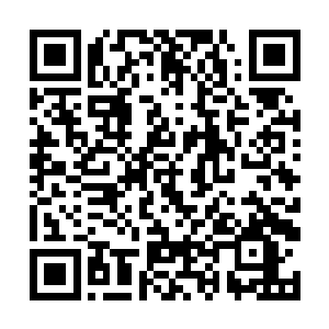 然后从案角上的小玻璃碗里捏出一粒糖豆送进了口中二维码生成