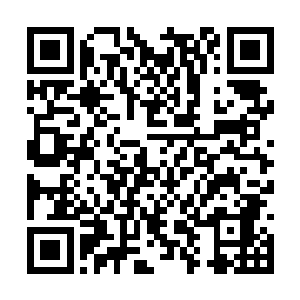 然后又拿出了一张卓谦之备好的人皮面具放在一旁二维码生成