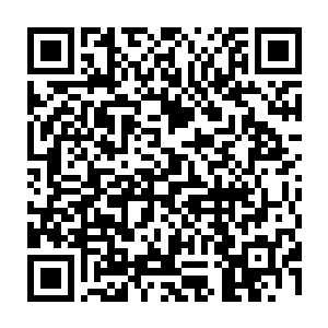 然后只把指尖的圆肚小瓶凑近到一朵花蕊中有着一滴金黄水珠是明黄花朵面前二维码生成