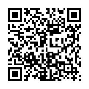 然后就用食指粘着这一滴鲜血在虚空中刻画了起來二维码生成