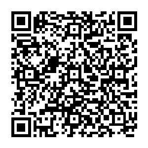 现在贝海完全没有一点儿睡意就这么拥着贴在自己怀里的女友轻轻的伸着拍着她光洁的后背二维码生成