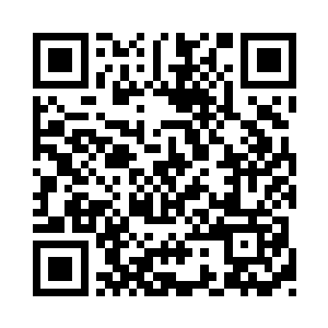 电视台上的主播坚定地播报上面传达的指令二维码生成