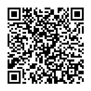 疯狂的掠过了最外面一排那些短短的神臂弩箭落在地上标出的距离二维码生成