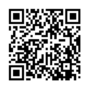 白菜小心翼翼地拨开一根挡在自己前面的树枝二维码生成