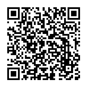 皮匠守在库房门口的小房子里正在给自己瘸腿的儿子用药水清洗腿二维码生成