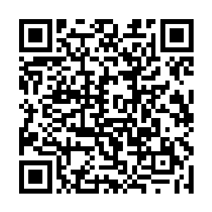 看似渺小的人影与那巨大的火焰锤子终于碰撞在一起二维码生成