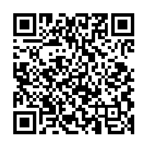 看到她和自己站在一起时转过头认真专注的去看另外一个男人二维码生成