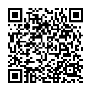 看到王若妍化着浓妆双手环抱斜靠在自己的办公桌上二维码生成