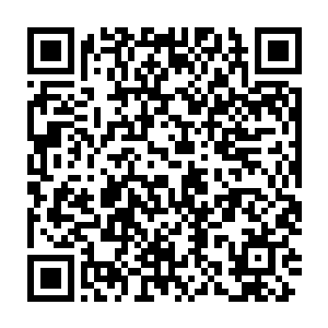 眼角余光看到了正手挽手走进来的赵玉敏和她的医生男朋友王新民二维码生成