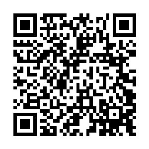 离着不远的张静的几位同班女生也在一旁帮着说道二维码生成