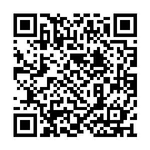 秦宇笑眯眯的看着被他仍在地上的一位中年男子二维码生成