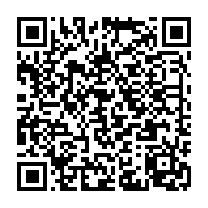 秦方甚至还在墙壁上找到了一副看起来画的相当拙劣的图画……毫无疑问二维码生成