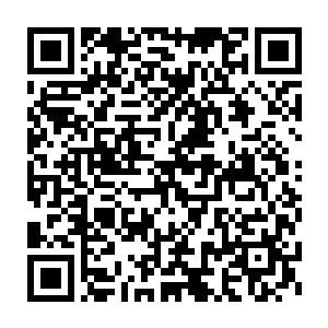 站在旁边没买到票的家长连忙将自己的儿子或者女儿往别的地方挤去二维码生成