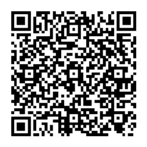 算是对自己读者的恶作剧――他拿着一张随意从朋友圈里弄来的照片做了自己的头像二维码生成