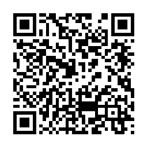 而丁畅则是老老实实的坐在自己的父亲身前的位置二维码生成