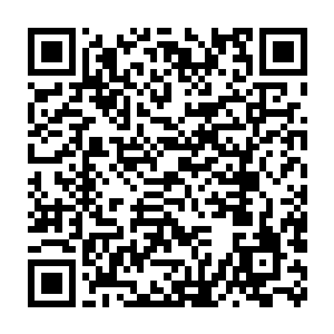 而云朵一般烘托以上刺青的图案一直延伸到窄窄的黑色三角形迷你裤里二维码生成