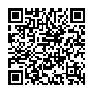 而低腰的牛仔短裤更是把内里一条碧绿的蕾丝内裤上沿露了出来二维码生成