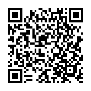 而士兵们则热情澎拜激动万分地排队在临时通信室面前二维码生成