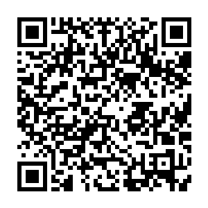 而摄影记者则不失时机地拍下了三个当红明星同这位顶尖设计师的交谈照片二维码生成