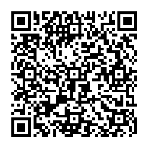 而此时一直站在旁边没有动静的小白和厚山也闪身分别站在了许紫烟和燕山魂的身边二维码生成