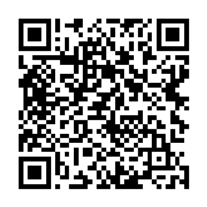 而此时这男生的举动也是吸引了许多从教学楼走出来的学生二维码生成