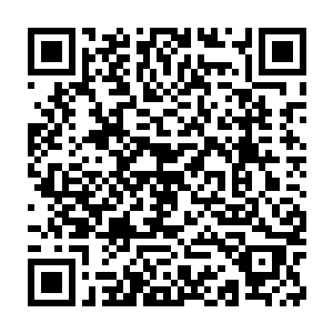 而跟他睡同一个房间另一张床的小何同样也发现他身边有着一个人印二维码生成