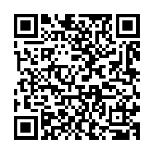 而那个小弟则是走到冰箱前头取了几瓶啤酒出来慢悠悠的喝着二维码生成