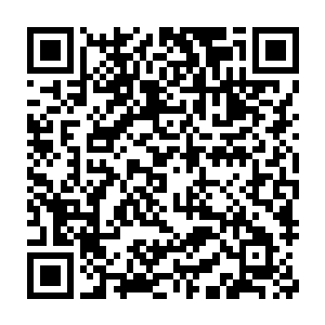 而T恤正面印制的是片中核心道具――可以让使用者进入他人梦境的二维码生成