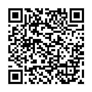 聂小倩低垂头长发挡住面庞身体因为疼痛而轻轻颤抖低声二维码生成