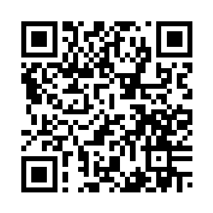 苏珊正在舞台上介绍候补作品名单二维码生成