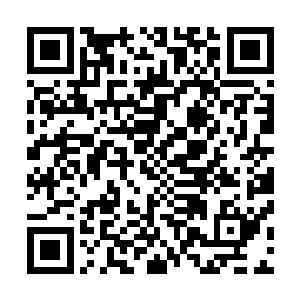解开了两个缆线之后上了船立刻把解下红的缆绳归整了起来二维码生成
