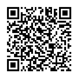 说着便为二人打着伞待他们在木质的轿厢内坐稳之后二维码生成