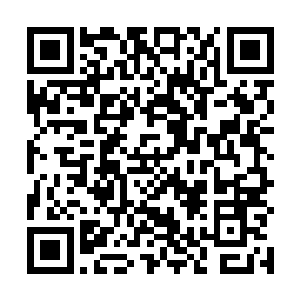 走到化妆镜前倒出一点化妆水轻轻地拍在脸上和脖子上二维码生成