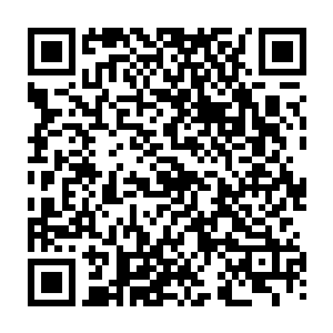 走到门口想要关灯的时候我才发现床头后的壁纸上有用铅笔写的很浅淡的字二维码生成